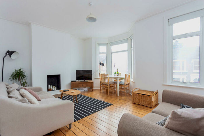 3 Bedroom Flat To Rent In Leybourne Road, Bushwood Area, E11