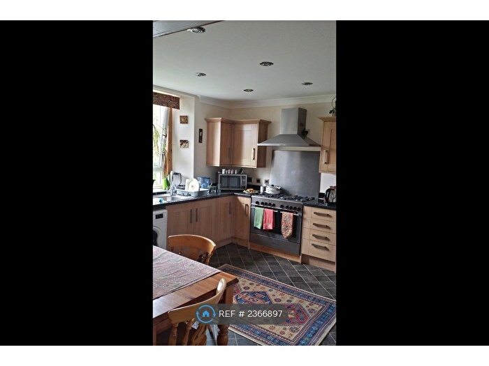 2 Bedroom Flat To Rent In Oakbank Road, Perth, PH1