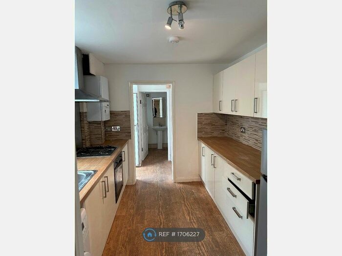 3 Bedroom Terraced House To Rent In Duncombe Street, Bletchley, Milton Keynes, MK2