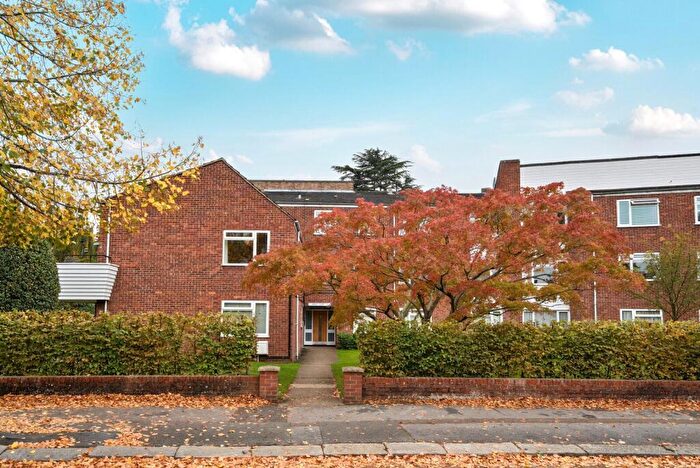 2 Bedroom Flat To Rent In Lindley Court, Glamorgan Road, Hampton Wick, KT1