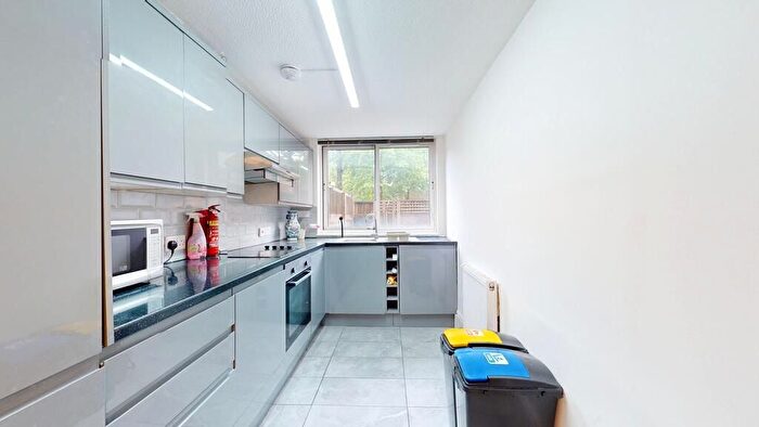 3 Bedroom Flat To Rent In Dartmouth Close, London, W11