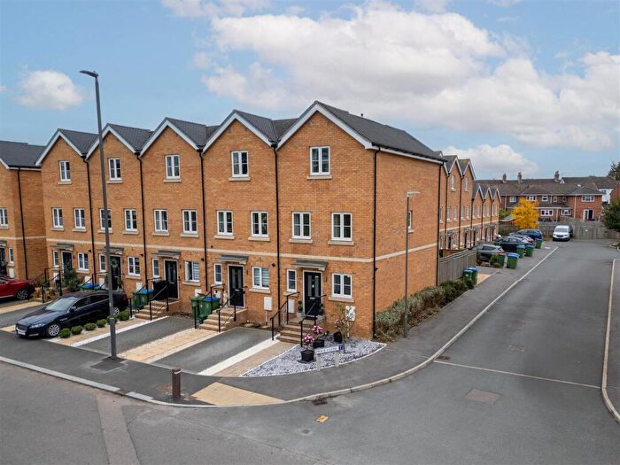 3 Bedroom End Of Terrace House For Sale In Lester Road, Aylesbury, HP20