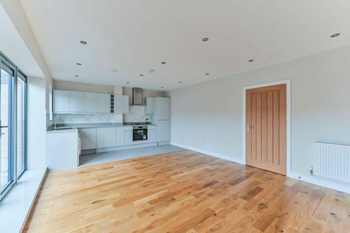 2 Bedroom Flat To Rent In Tooting High Street, Tooting Broadway, London, SW17