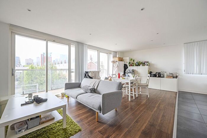 2 Bedroom Flat To Rent In Panoramic Tower, Poplar, London, E14