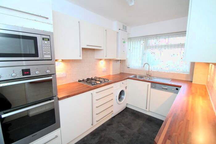 2 Bedroom Flat To Rent In Foxgrove Road, Beckenham, BR3
