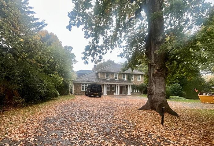 5 Bedroom Detached House To Rent In Old Avenue, Woking, KT14