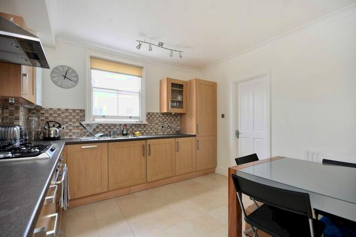 2 Bedroom Flat To Rent In Mirabel Road, Fulham, London, SW6