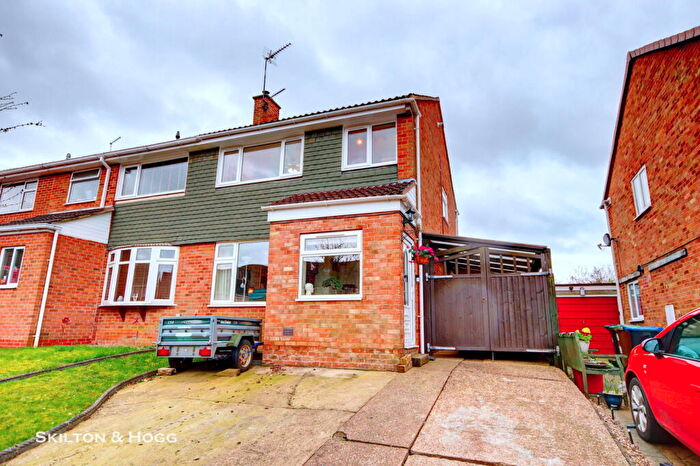 3 Bedroom Semi Detached House For Sale In Sunningdale Drive, Daventry, NN11