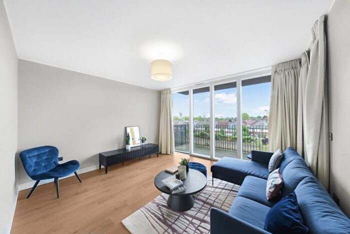 3 Bedroom Flat To Rent In Carpet Street, London, E15