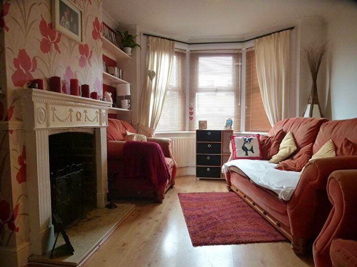 3 Bedroom House To Rent In St Thomas's Road, Luton, LU2