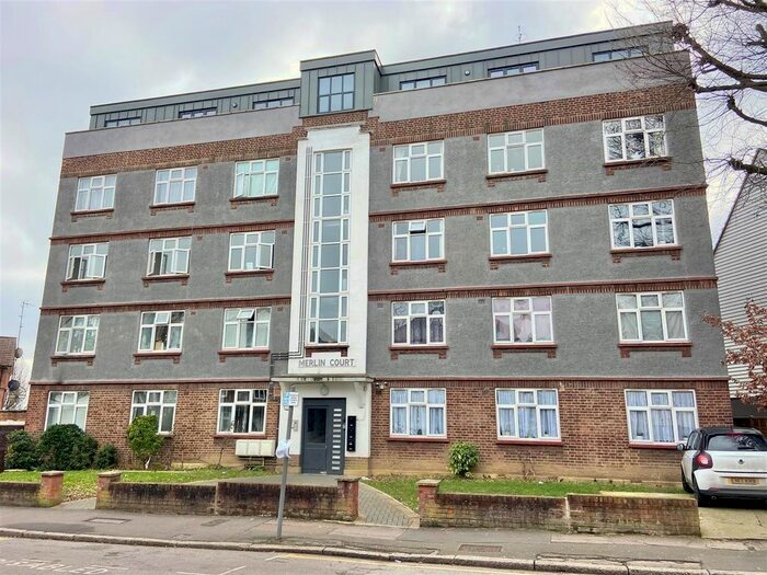 3 Bedroom Flat To Rent In Pellatt Grove, London, N22