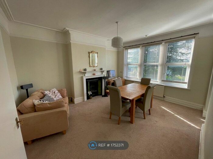4 Bedroom Flat To Rent In Street Lane, Leeds, LS8