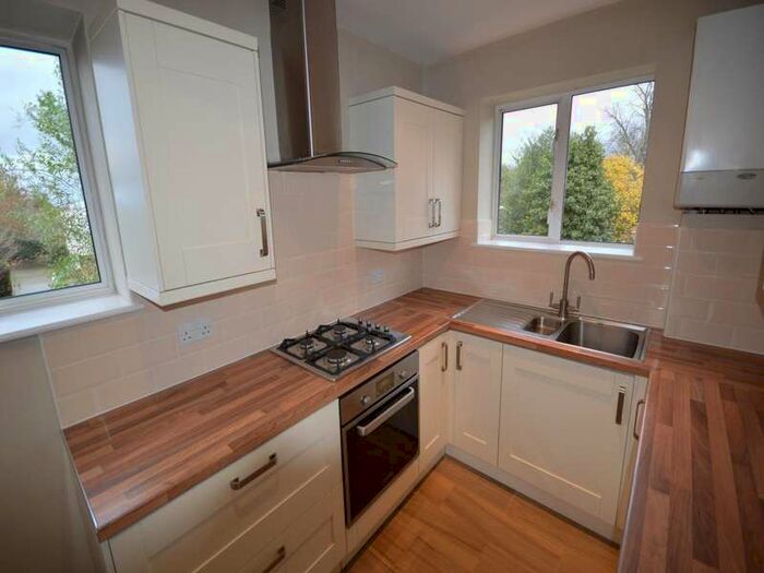 2 Bedroom Maisonette Flat To Rent In Queens Close, Wallington, SM6