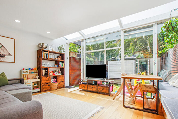 2 Bedroom Flat For Sale In Longbeach Road, London, SW11