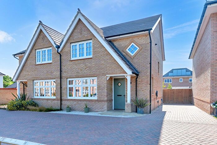 3 Bedroom Semi-Detached House For Sale In Greensand Avenue, Barrington, CB22