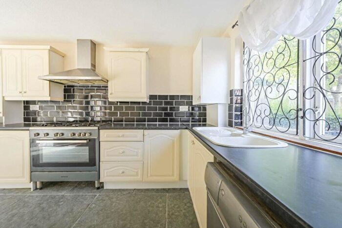 3 Bedroom Flat To Rent In Crofts Street, Tower Hamlets, London, E1
