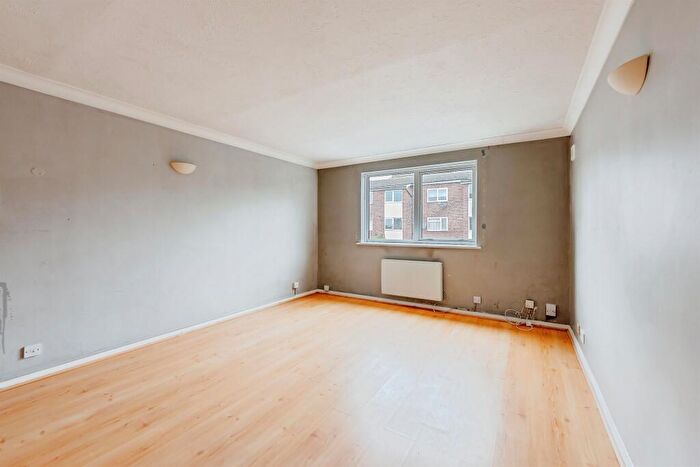 1 Bedroom Apartment For Sale In Lyndale Road, Redhill, RH1