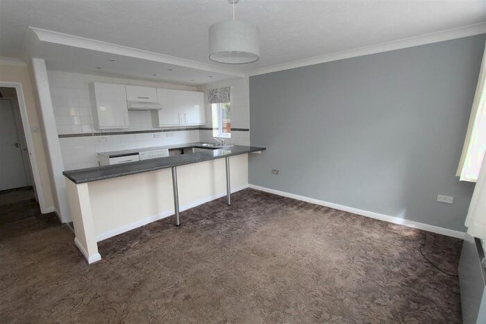 1 Bedroom Flat To Rent In Station Road, Newington, ME9