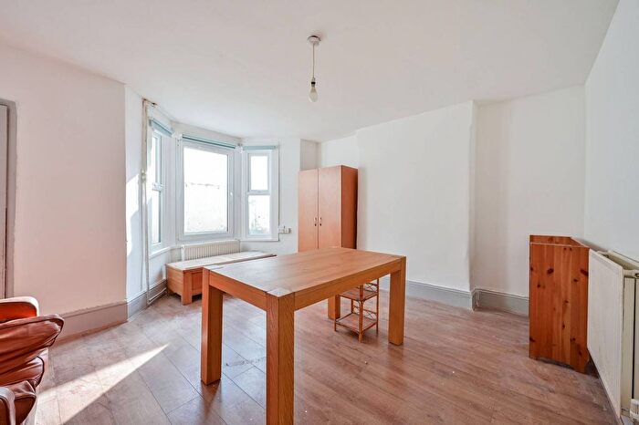 4 Bedroom Flat To Rent In Khama Road, Tooting Broadway, London, SW17