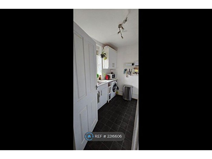 2 Bedroom Maisonette To Rent In Alderwick Court, London, N7