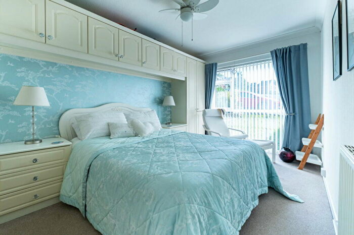 2 Bedroom Flat For Sale In Northcliffe Drive, Penarth, CF64
