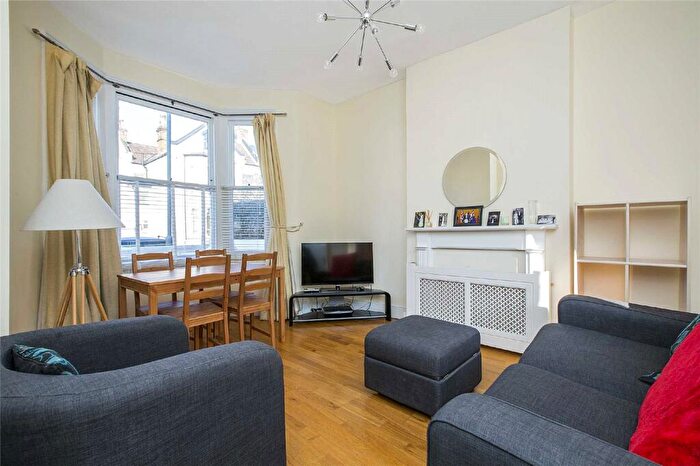 2 Bedroom Flat To Rent In Laitwood Road, London, SW12