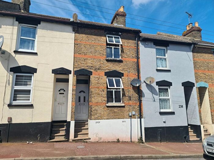 3 Bedroom Terraced House For Sale In Castle Road, Chatham, ME4