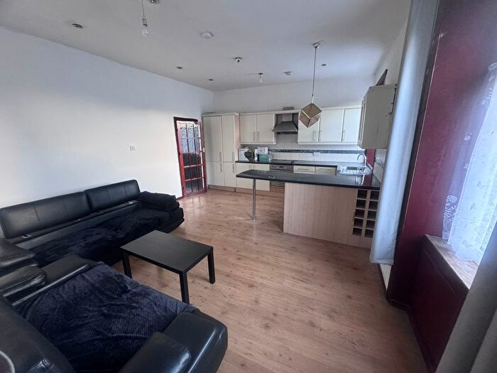 1 Bedroom Flat To Rent In Blacker Road, Birkby, Huddersfield, HD1