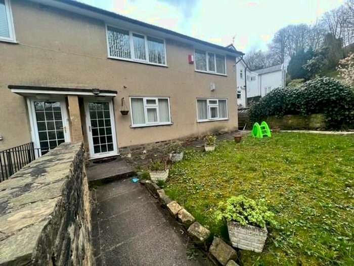 2 Bedroom Flat To Rent In Aireville Rise, Frizinghall, Bradford, BD9
