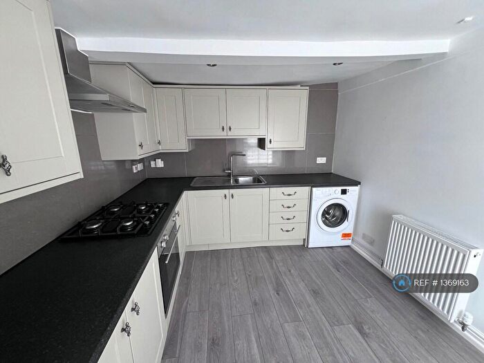 2 Bedroom Flat To Rent In High Street, Cricklade, Swindon, SN6