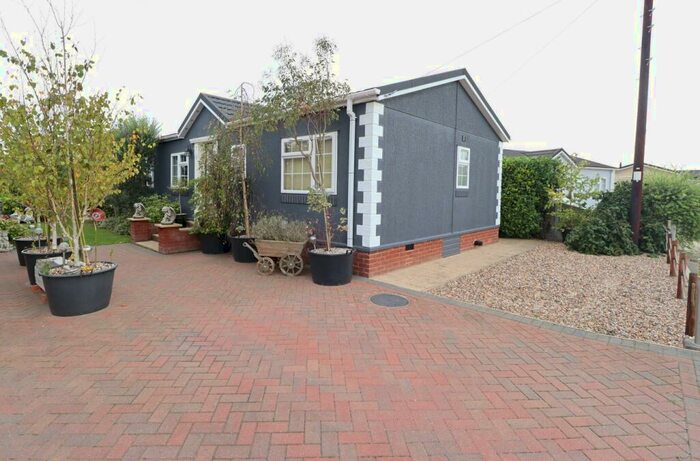 2 Bedroom Park Home For Sale In Hawk Hill, Battlesbridge, Wickford, SS11
