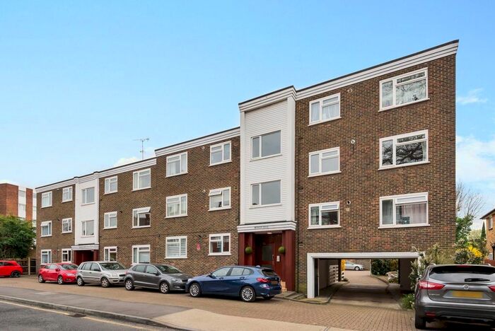 2 Bedroom Flat To Rent In South Bank, Surbiton, Surrey, KT6