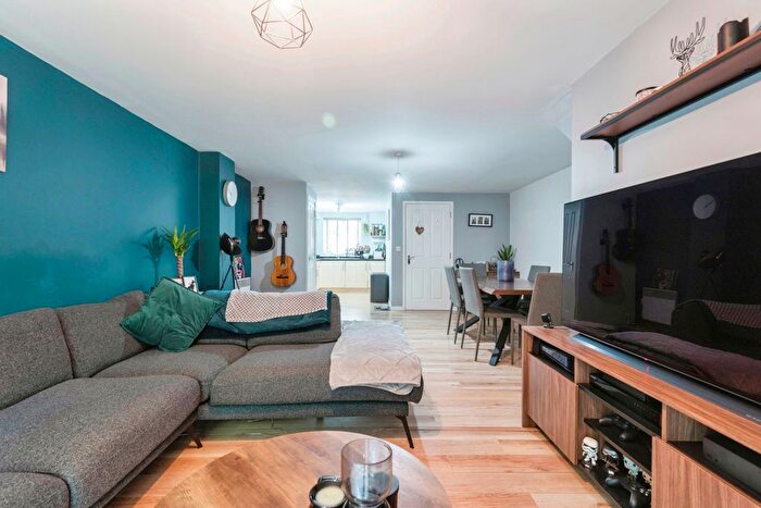 2 Bedroom Flat For Sale In Grove Road, Hitchin, Hertfordshire, SG4