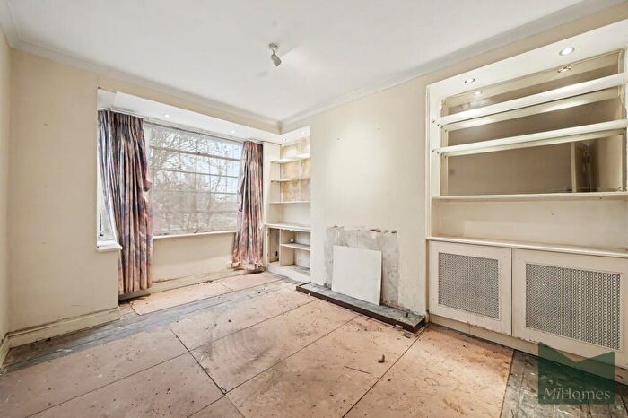 2 Bedroom Maisonette For Sale In High Road, North Gates High Road, N12