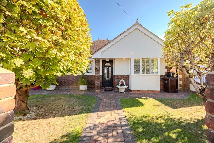 3 Bedroom Detached Bungalow For Sale In Warren Chase, Benfleet, SS7