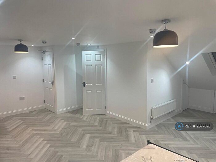 5 Bedroom Detached House To Rent In New North Road, Ilford, IG6