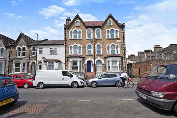 1 Bedroom Flat To Rent In Coppermill Lane, Walthamstow, London, E17
