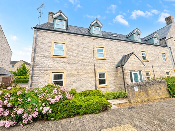 2 Bedroom Flat For Sale In Purnell Way, Paulton, Bristol, BS39