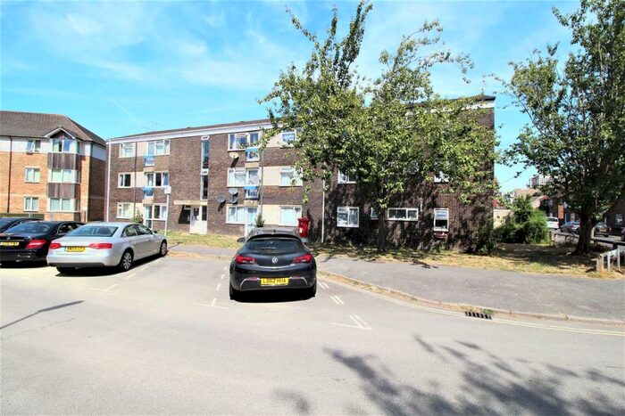 2 Bedroom Flat To Rent In Barley Close, Southgate, RH10