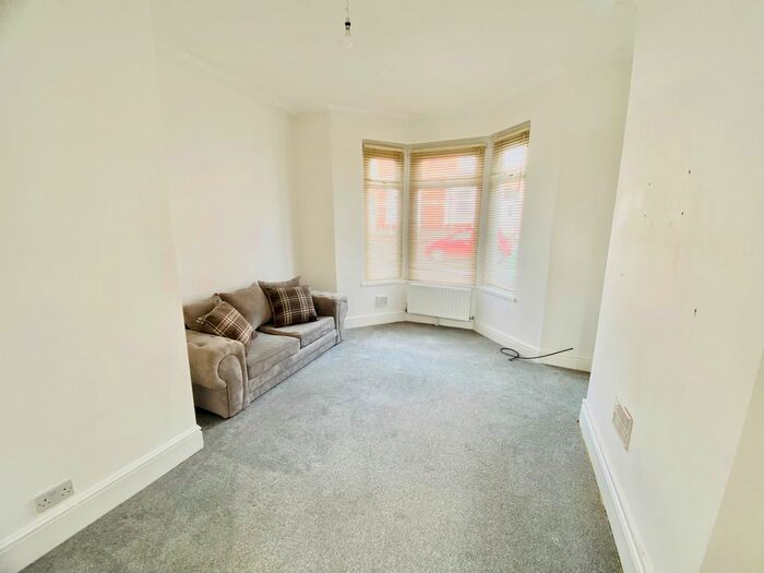 3 Bedroom Flat To Rent In Amherst Crescent, Barry, CF62