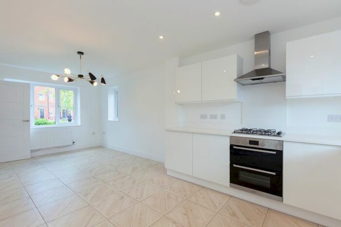5 Bedroom End Of Terrace House To Rent In Pioneer Way, Bicester, OX26