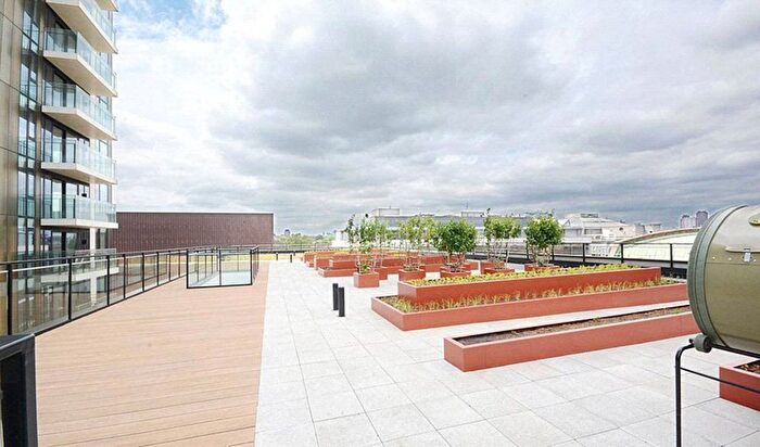 2 Bedroom Flat To Rent In St Gabriel Walk, Elephant And Castle, London, SE1