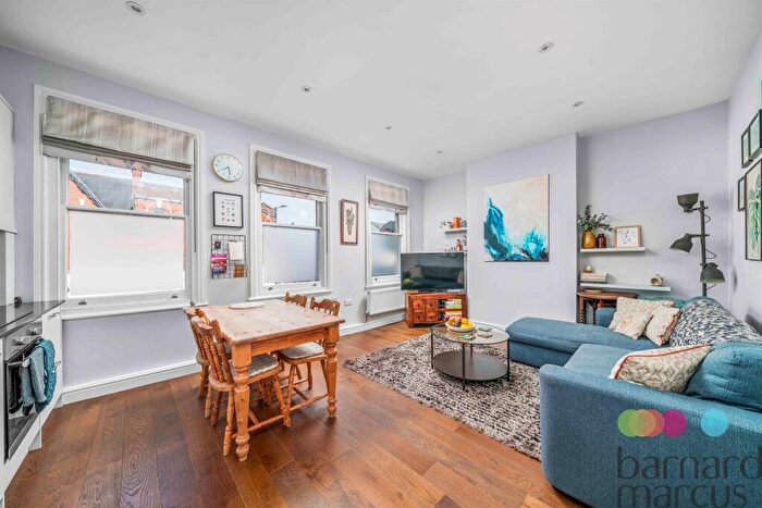 2 Bedroom Flat For Sale In High Road, London, N12