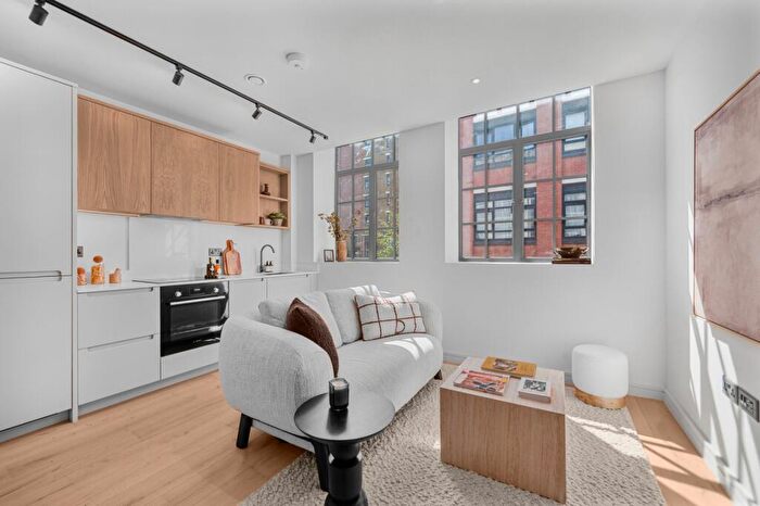 Apartment To Rent In Hollybush Gardens, London, E2