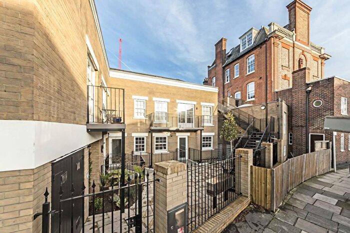 2 Bedroom Flat To Rent In Rosslyn Road, East Twickenham, TW1
