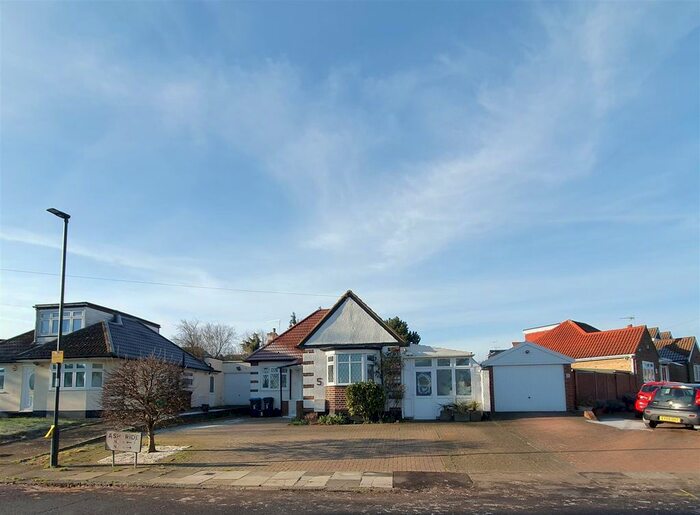 3 Bedroom Bungalow To Rent In Ash Ride, Enfield, EN2