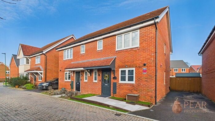 3 Bedroom Semi Detached House For Sale In Lavender Close, Worthing, BN13
