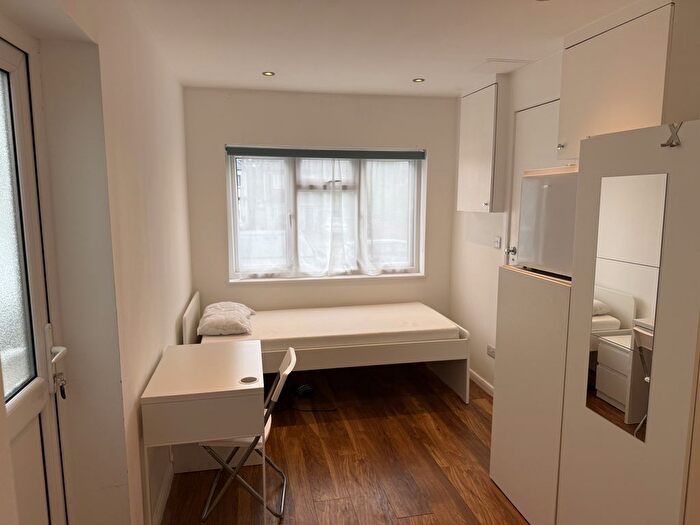 Studio To Rent In London, NW11
