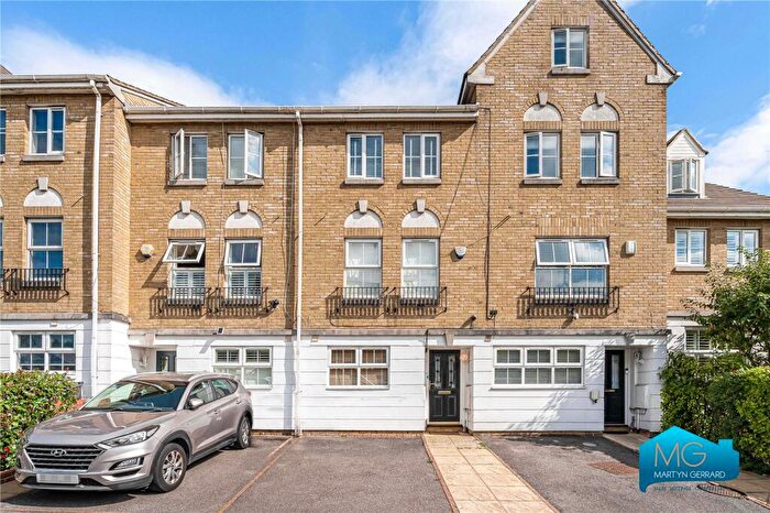 4 Bedroom Terraced House To Rent In Halton Close, Friern Barnet, London, N11