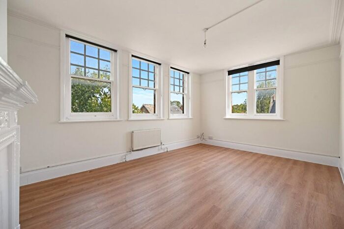 3 Bedroom Flat To Rent In High Street, Teddington, TW11